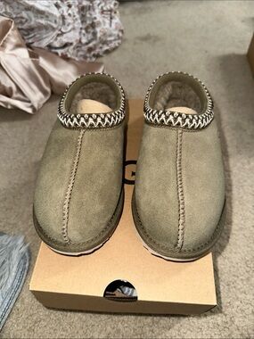 UGG Tasman II Slipper Box Label - Alp Beige